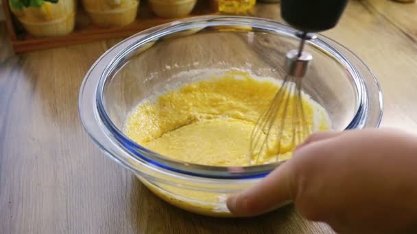 クローズ アップを殴ら卵と砂糖ハンド ミキサーを使用する既にと小麦粉の混合のスローモーションします。 — ストック動画
