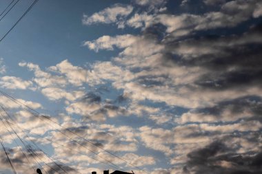 Güneşli bir günde renkli bulutlu gökyüzü.