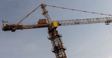 Mavi gökyüzüne karşı kule vinci, yakın plan..