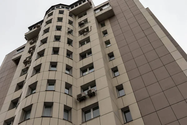 Şehir mimarisi, gökyüzüne karşı yüksek bir yerleşim yeri..