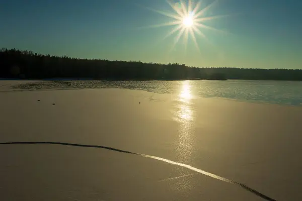 Paysage hivernal, vue sur le lac gelé par une journée ensoleillée. — Photo