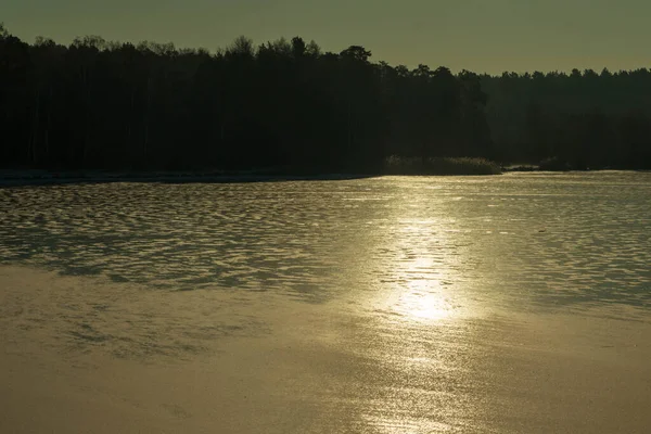 Paisagem de inverno, vista do lago congelado em um dia ensolarado. — Fotografia de Stock