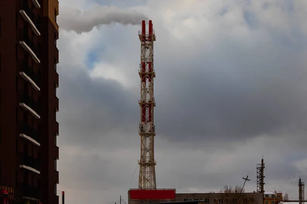 Şehir manzarası, gökyüzüne karşı yüksek baca kazan dairesi..