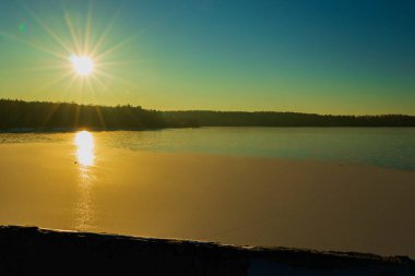 Kış manzarası, güneşli bir günde donmuş göl manzarası..
