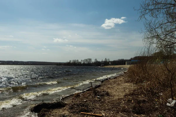 Vue de la rive du réservoir Shershnevsky. — Photo