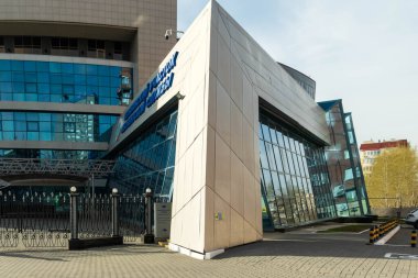 Şehir mimarisi, çitleri olan alışılmadık şekilli bir bina..