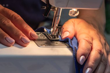 Dişi eller dikiş makinesinde çalışır. Fotoğraf Chelyabinsk, Rusya 'da çekildi..