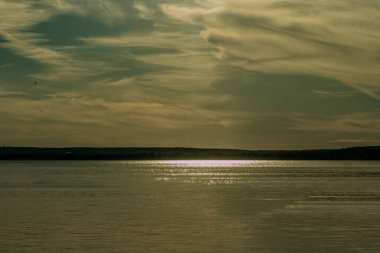 Gölün yüzeyi güneş ışınlarıyla aydınlanır..