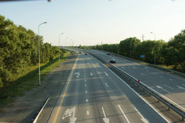 Widok Mostu Autostrady Samochody Jadące Wzdłuż Niego Zdjęcie Zostało Zrobione — Zdjęcie stockowe