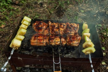 Et ve kabak bahçede ızgarada kızartılır..