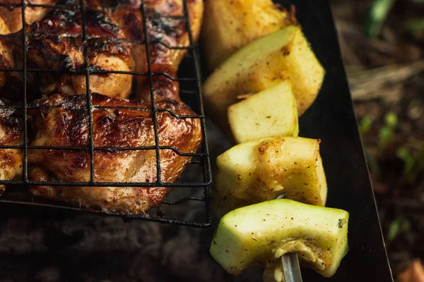 Meat and zucchini pieces are grilled on the grill. — Stock Photo, Image