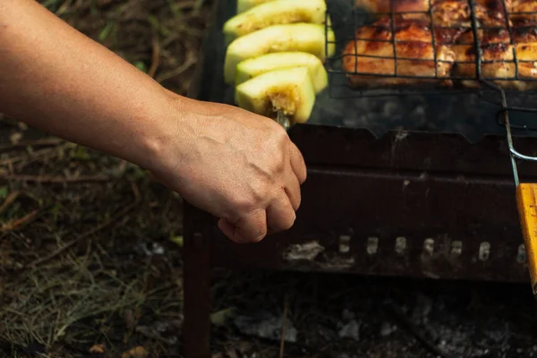 W kobietach podają szpikulec z cukinią.. — Zdjęcie stockowe