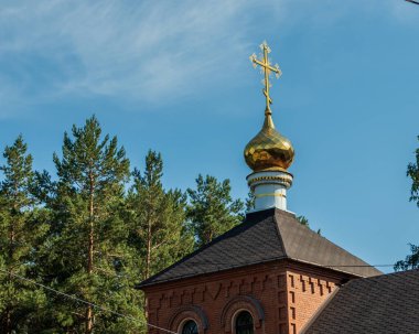 Güneşli bir günde Aziz Niklas Kilisesi. Fotoğraf Chelyabinsk, Rusya 'da çekildi..