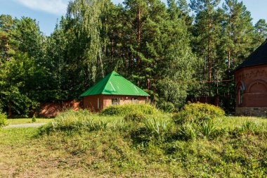 Ormanın arka planına karşı eski küçük bir ev. Fotoğraf Chelyabinsk, Rusya 'da çekildi..