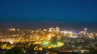 Kigali şehir merkezinin siluet ve çevre bölgelerinin gece zamanı videosu, Ruanda