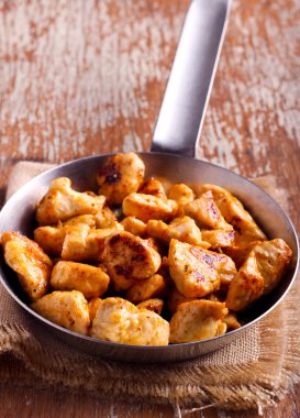 Baharatlı tavuk göğsü parçaları