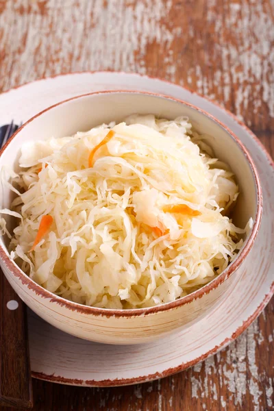 Col en escabeche con zanahorias en un tazón — Foto de Stock