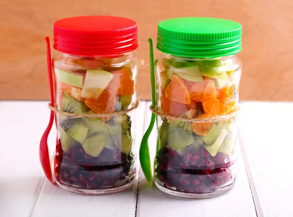 Frutas estratificadas en frascos de vidrio — Foto de Stock