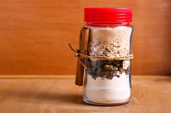 Kit de biscoitos de aveia e passas em um pote , — Fotografia de Stock