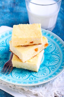 Meyve peynirli kek barlar plaka üzerinde 