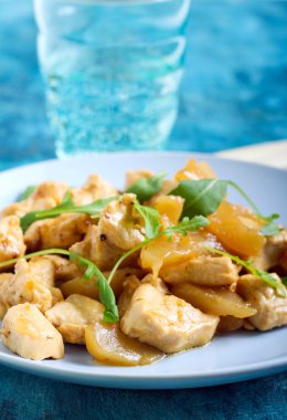 Tavuk göğsü, armut ve roket sıcak salata 