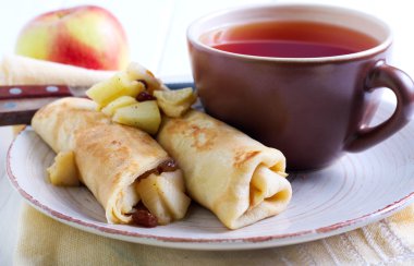 Krep rulo baharatlı elma ve kuru üzüm dolgu ile 