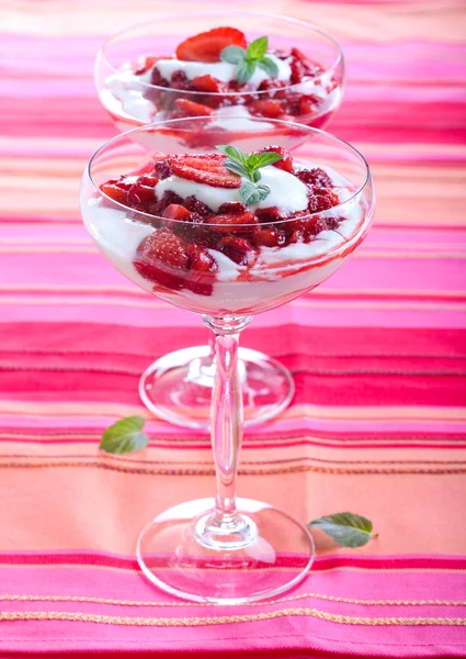 Fragola e panna sciocchezza in bicchieri — Foto Stock