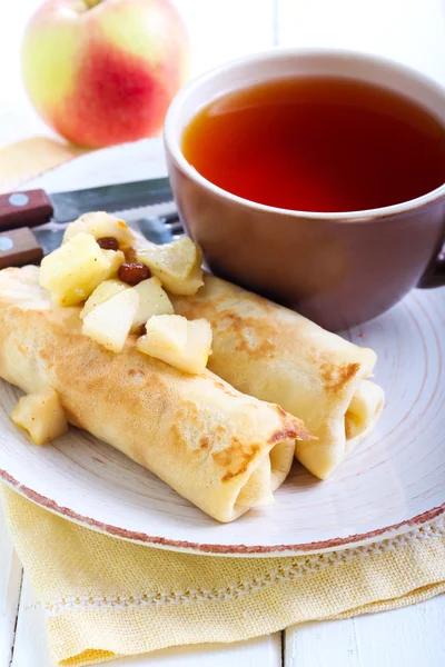 Rollos de crepes con relleno de manzana picante y pasas — Foto de Stock