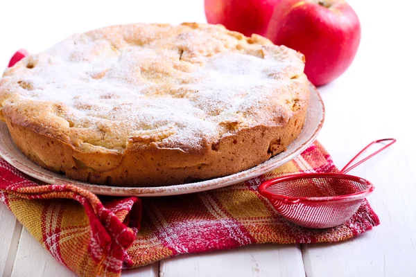 Bolo de maçã com açúcar gelado — Fotografia de Stock