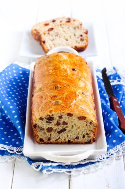 Tabakta kuru üzüm ve cevizli ekmek, 