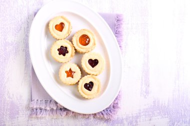 Reçel Linzer kurabiye plaka üzerinde doldurma