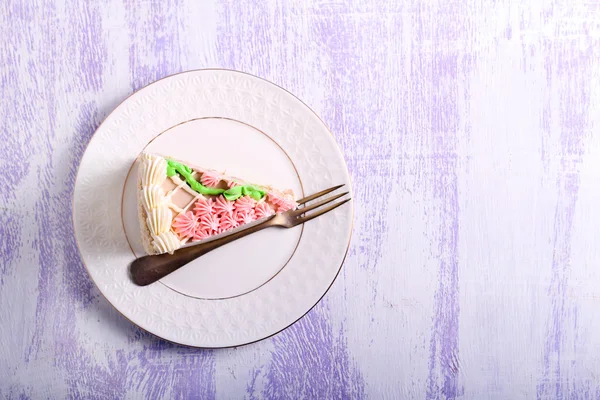 Kawałek ciasta na malowanej powierzchni — Zdjęcie stockowe