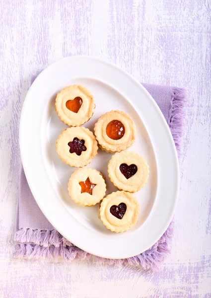 Jam filling linzer cookies — Stock Photo, Image