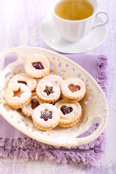 Jam filling linzer cookies with icing sugar — Stock Photo, Image