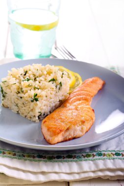 Somon ve pirinç kızarmış parça 