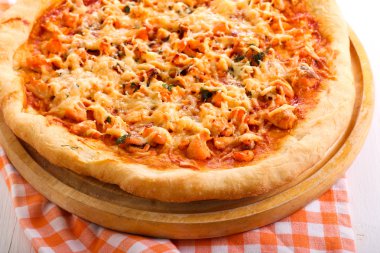 Somon ve bitki pizza 