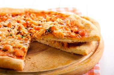 Somon ve bitki pizza gemide 