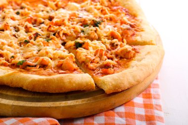 Somon ve bitki pizza gemide 