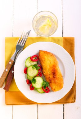 Kızarmış tavuk göğsü ve salata 