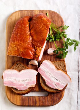 Kahverengi ekmek üzerinde Füme pastırma 