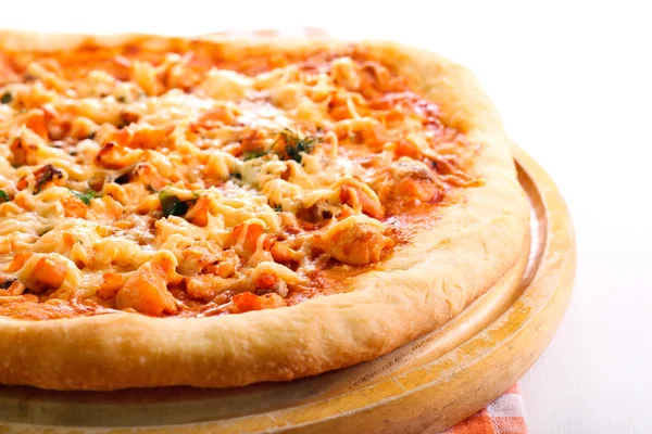 ボード上のサーモンとハーブのピザ — ストック写真