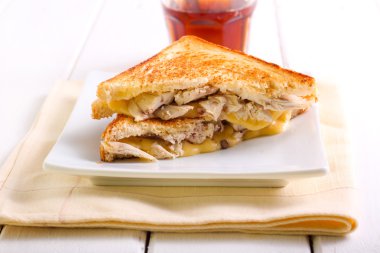 tavuk ve peynir ızgara sandviç 