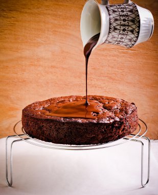 Çikolata sosu dökerek 