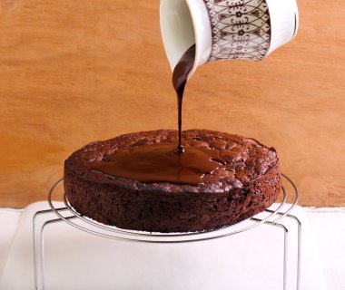 Çikolata üzerine çikolata sosu dökerek 