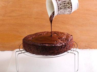 Çikolata sosu dökerek 