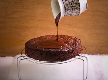 Çikolata sosu dökerek 