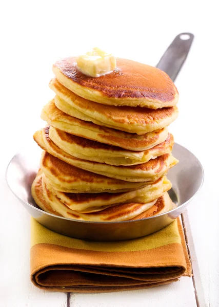 Högen av pannkakor med smör — Stockfoto