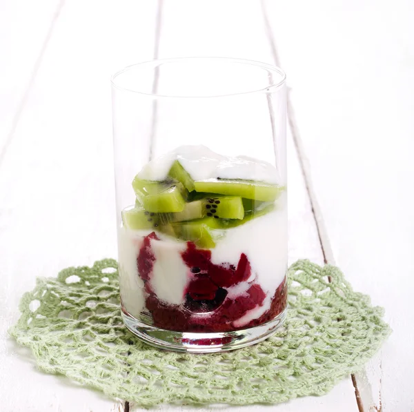 Kiwi en berry yoghurt dessert — Stockfoto
