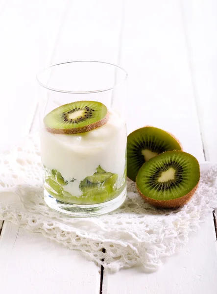 Kiwi e sobremesa de iogurte — Fotografia de Stock