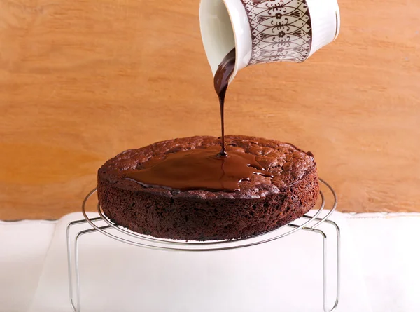 Çikolata sosu dökerek 